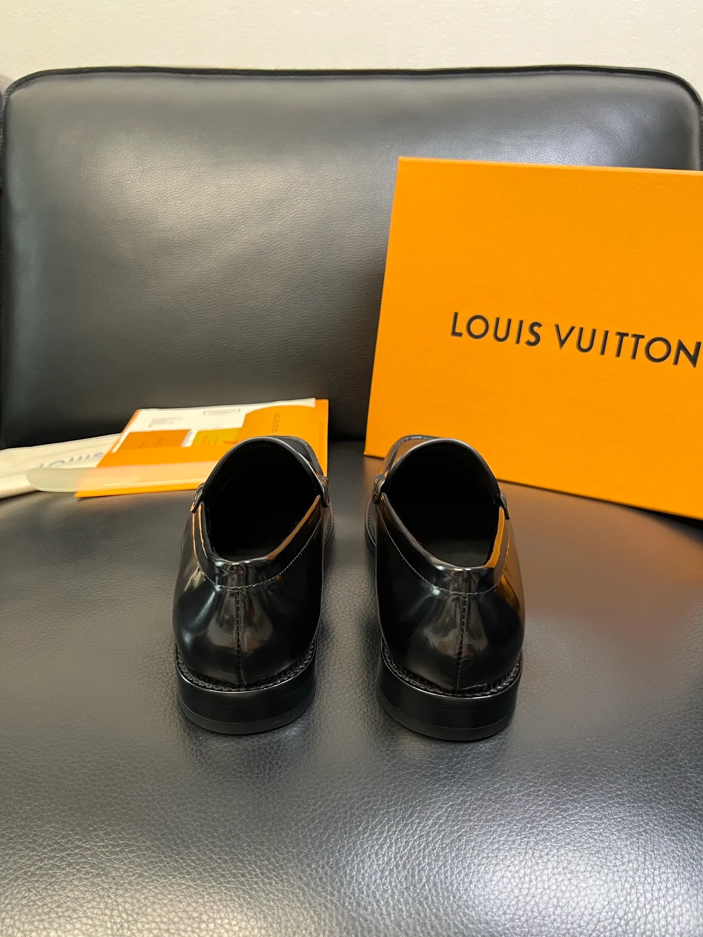 Men's shoes 💰920 Lv high quality top crafts Louis Vuitton leather shoes counter synchronized with original factory configuration, uppers imported from Italy, imported water-dyed cowhide lining, soles: original genuine leather soles specially provided by the original factory, original factory and single goods, welcome to compare, code number 39-44 (customized 38 45 46)